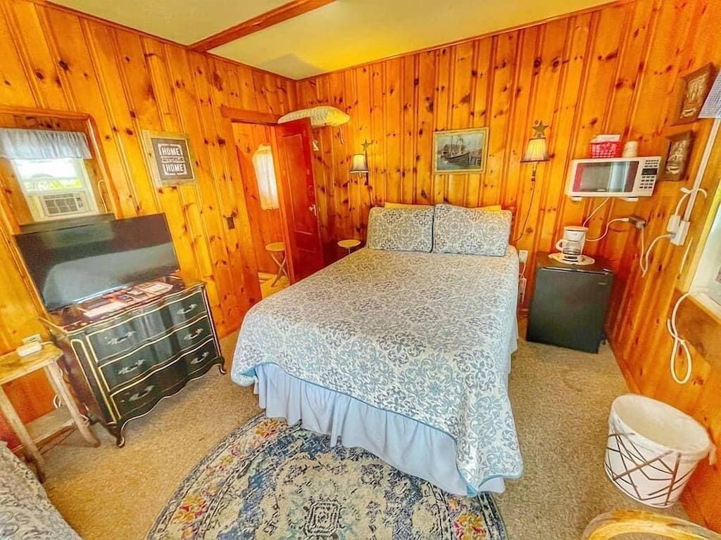 Foto 12 von 32: 7 Acadia Cottage. Double Beds Open Hearth Inn