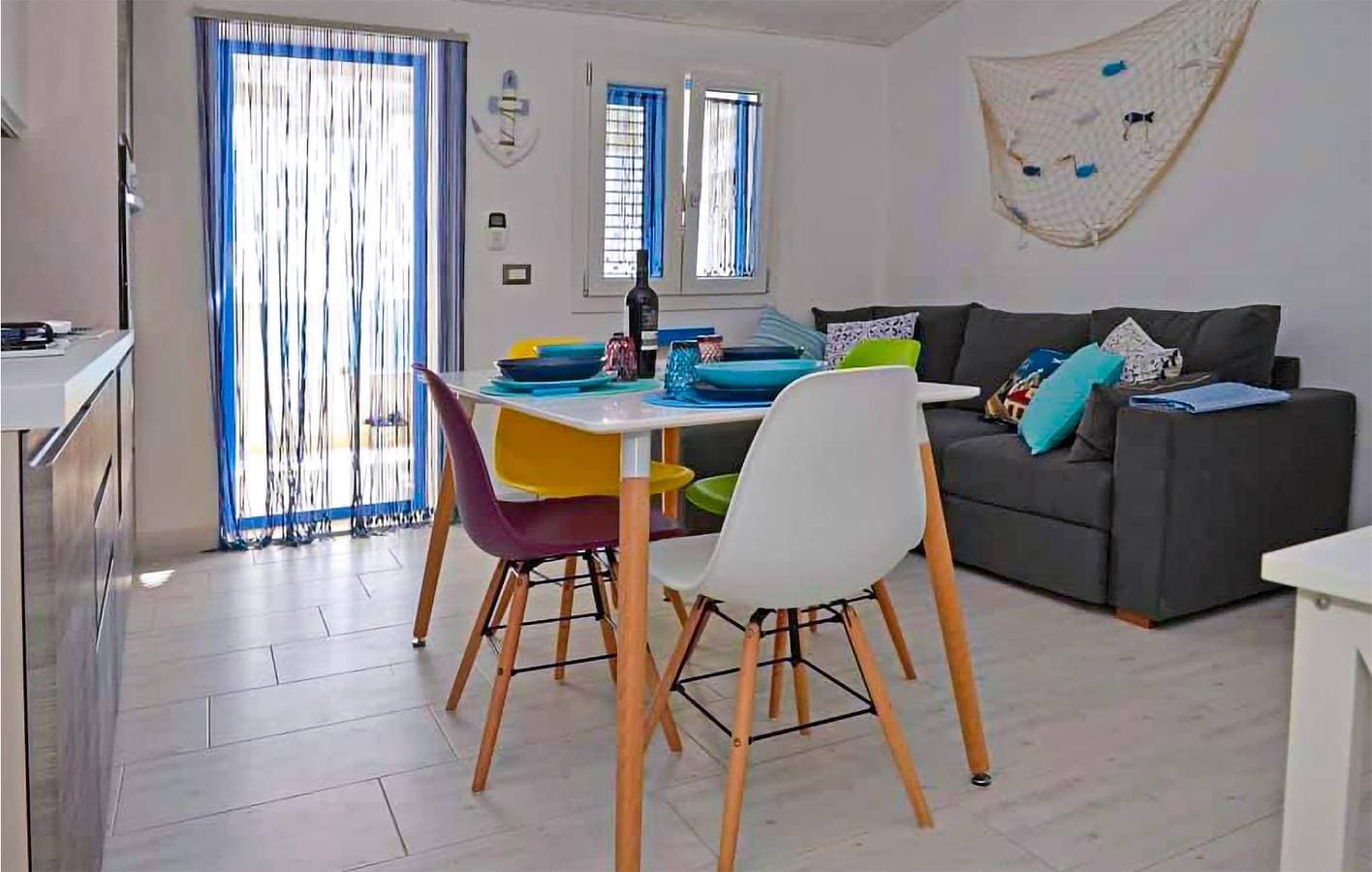 Foto 4 von 27: Apartment mit Meerblick, AC, Parkplatz, Pool, Küche und WiFi.