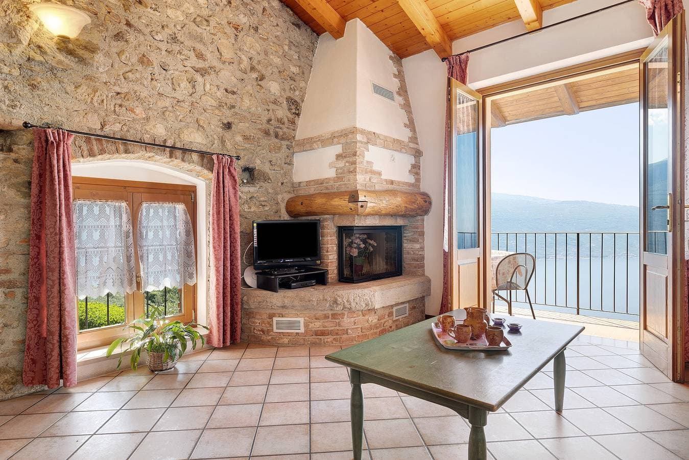 Foto 3 von 39: Ferienwohnung 'Rustico Spagnol 4' mit Seeblick, Pool und WLAN