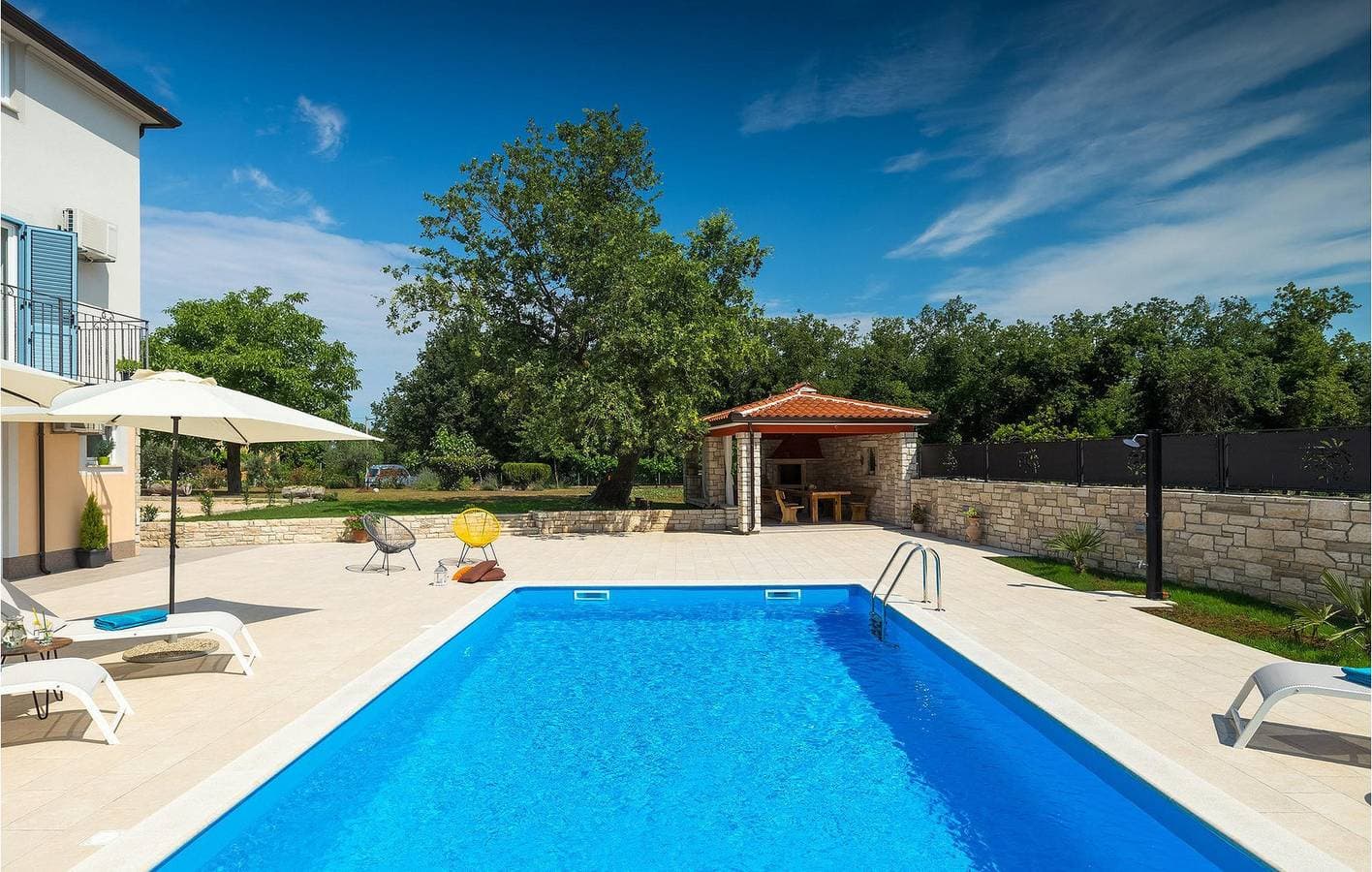 Foto 3 von 32: Geräumige 2-Zimmer-Wohnung mit Pool, WLAN und Parkplatz
