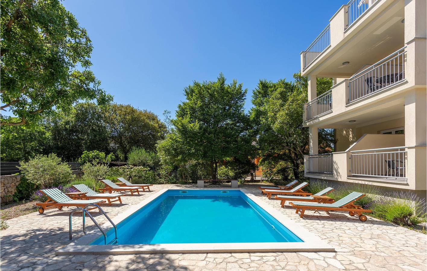 Foto 7 von 39: Gemütliche Ferienwohnung mit Terrasse und Pool, 1000 m vom Strand von Jert entfernt