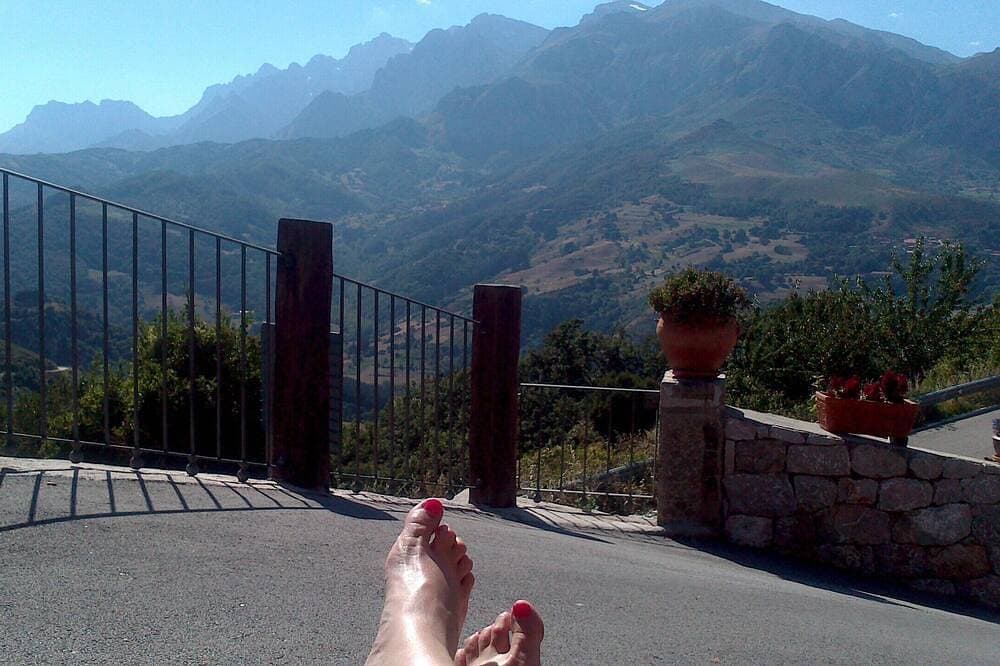 Foto 13 von 22: Der Aussichtspunkt von Cobeña. 60 m Haus. mit herrlichem Blick auf die Picos de Europa.