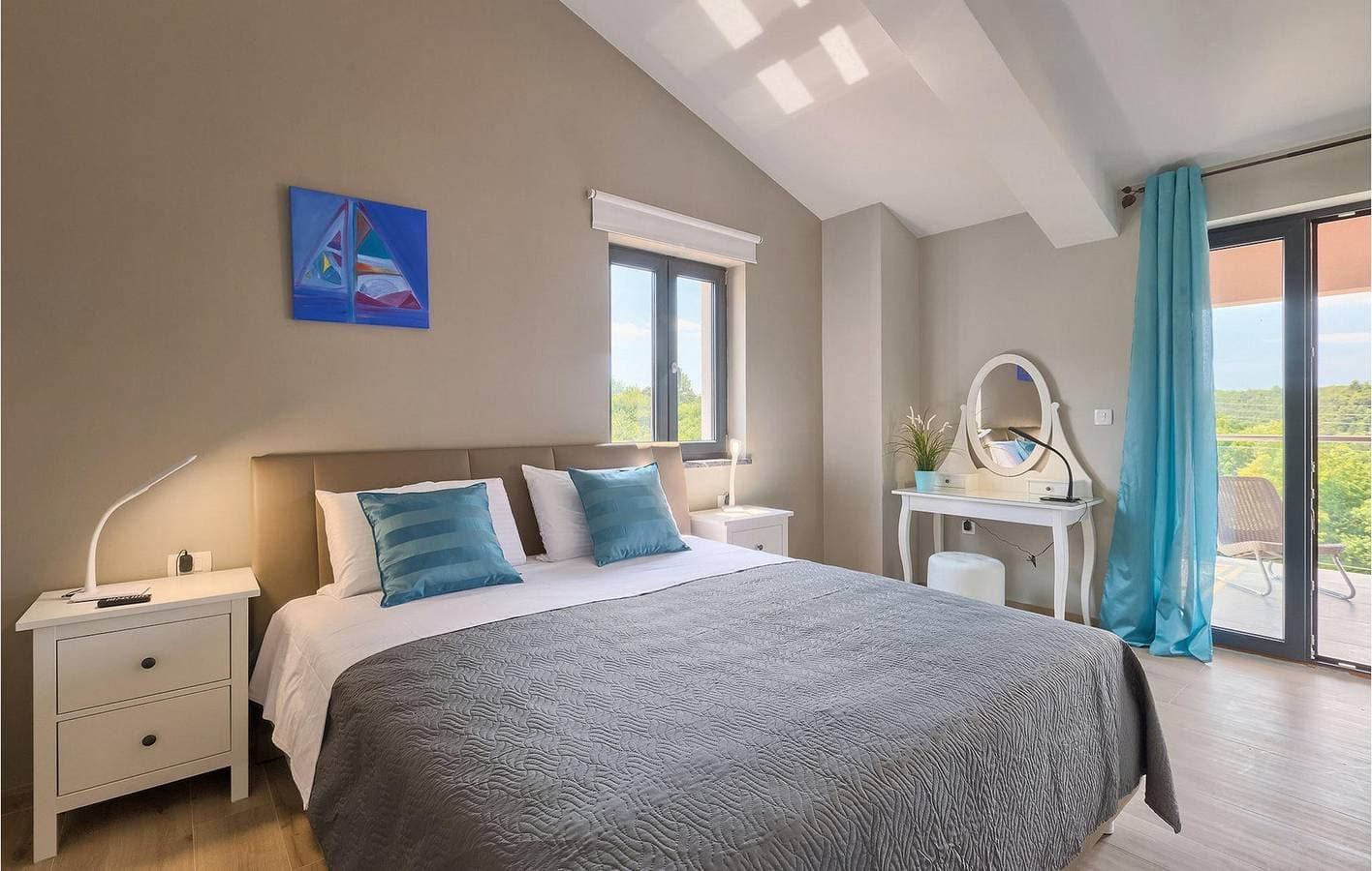 Foto 3 von 53: Geräumige 2-Zimmer-Wohnung mit Pool, Terrasse und WLAN in der Nähe des Stadtzentrums von Labin