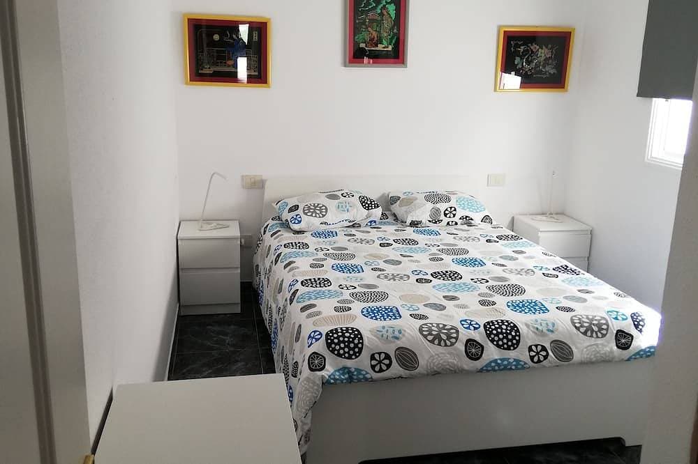 Foto 6 von 26: Geräumiges und helles Apartment mit 3 Schlafzimmern, Wohnzimmer mit Küche / Esszimmer und 1 Badezimmer.