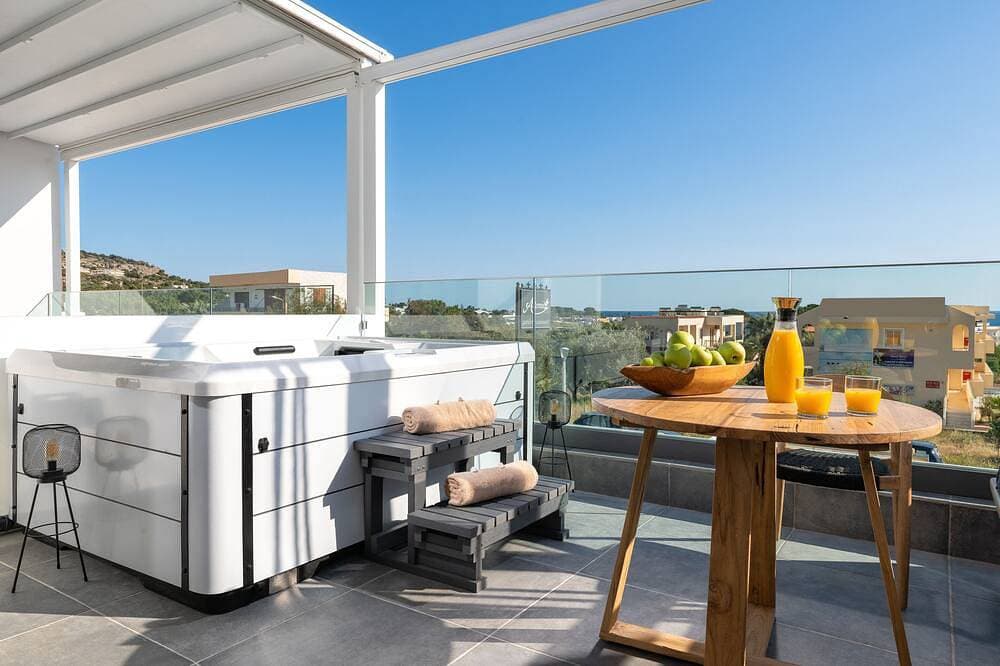 Foto 12 von 14: Pefkos Allure Luxus-Suiten mit Außen-Whirlpool