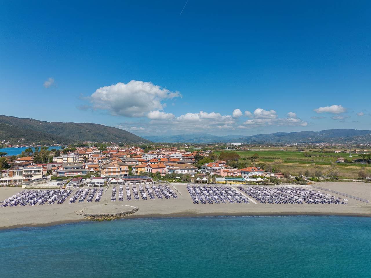 Lebensmittelgeschäft 600 m, Supermarkt 3 km, Einkaufszentrum 10.3 km, Restaurant 250 m, Bar, Bäckerei 400 m, Bushaltestelle 600 m, Bahnstation Sarzana 8.8 km, Sandstrand Fiumaretta 1