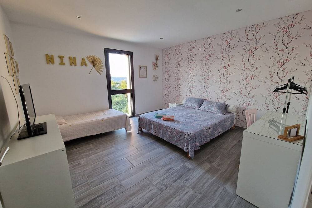 Foto 4 von 14: Quiet modern villa with swimming pool