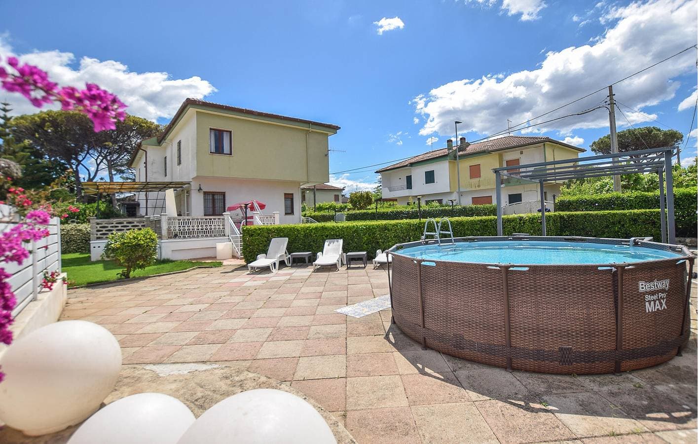 Foto 6 von 33: Appartement am Strand mit Pool, Terrasse und Garten