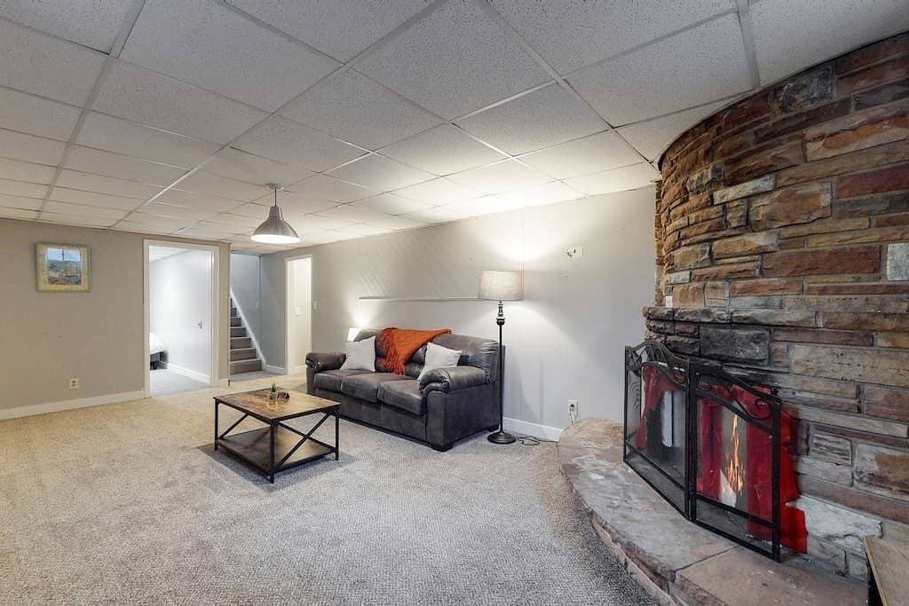 Foto 11 von 25: Expansive Centennial Home with Spacious Yard & Parking