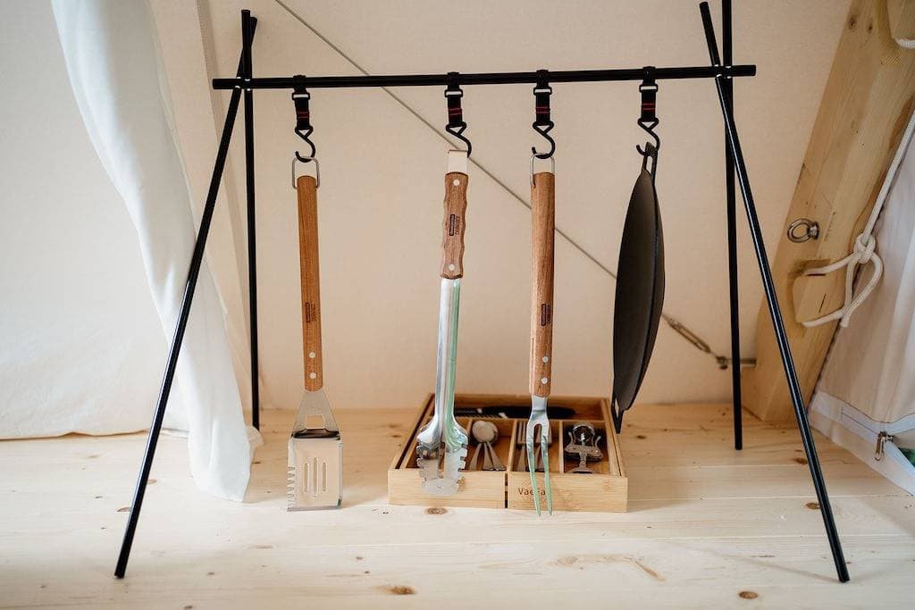 Foto 13 von 34: A-Frame Site 2 | Queen Bed | Pond View