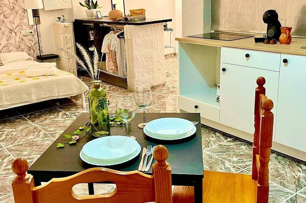 Foto 2 von 14: Spacious loft in the heart of a quiet and lively beach town.