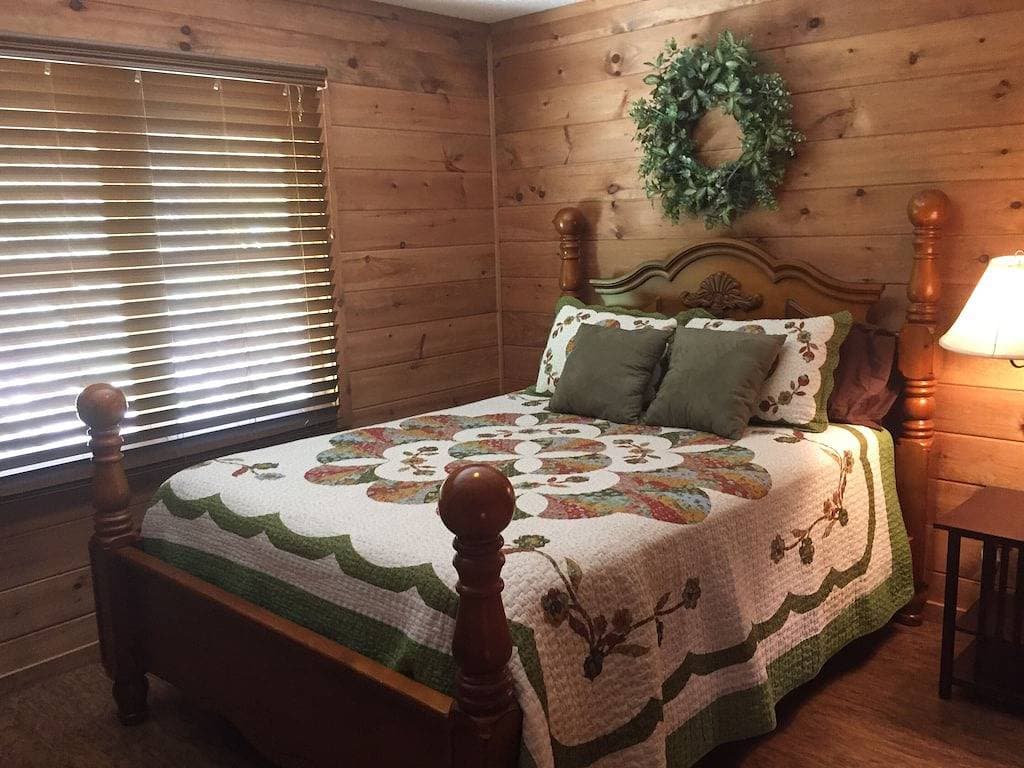 Foto 5 von 37: Private Riverfront 3-Bett / 2 Bad Haus auf dem Oconaluftee Fluss! Private Dock!