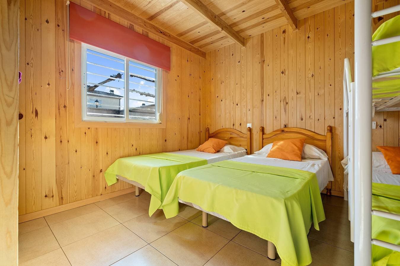 Foto 11 von 38: Ferienhaus "Delta" mit Gemeinschaftspool, Garten und WLAN