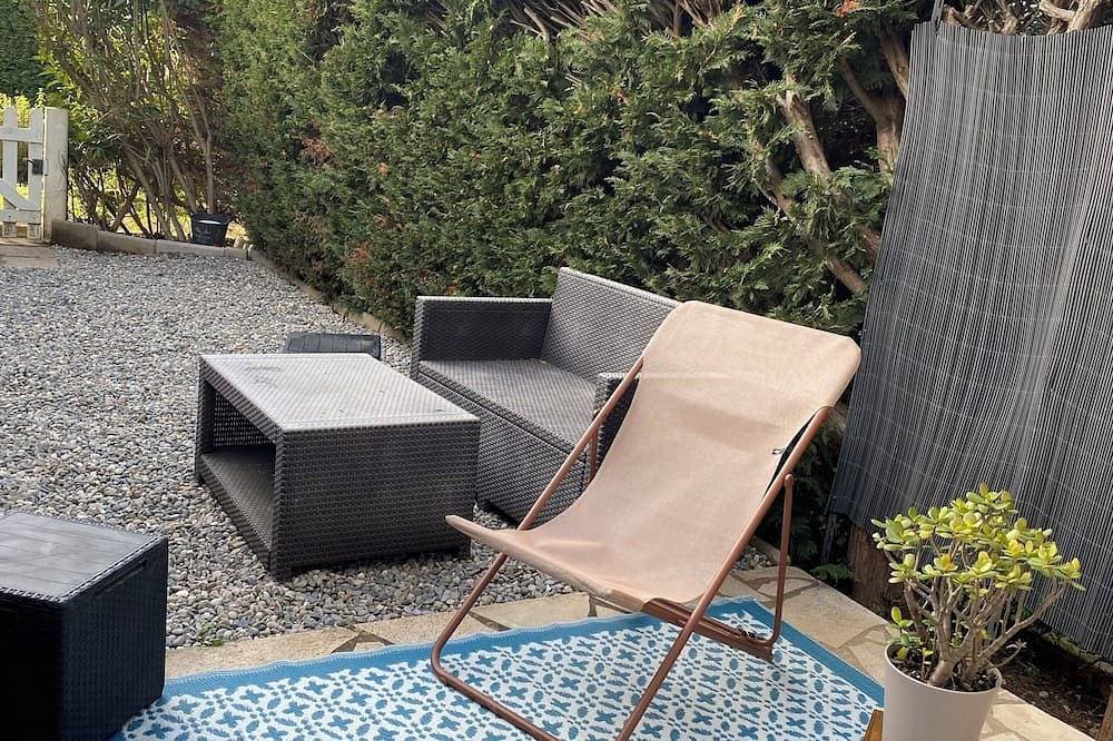 Lovely, quiet garden-level studio close to the port and small shops. 1