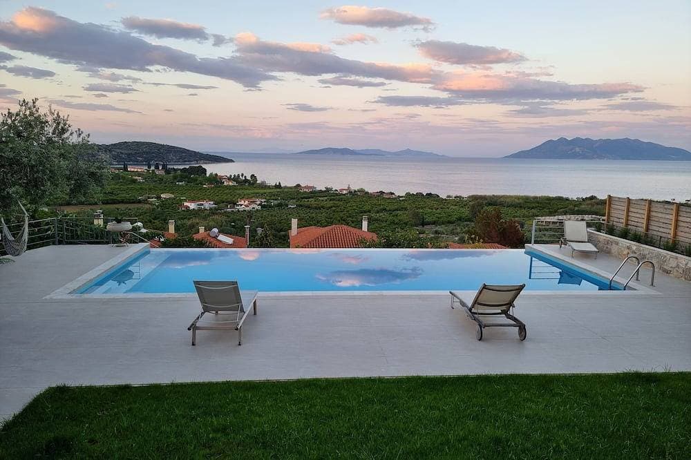 Villa mit Pool und herrlichem Meerblick 1
