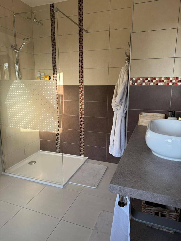 Foto 13 von 16: Double Room with Private Bathroom