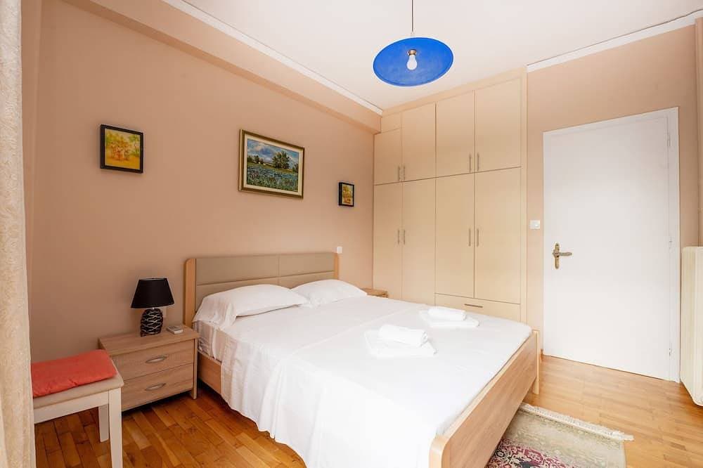 Foto 7 von 20: Charming & Authentic Gem - Walk to Port & Shops! Spacious with two balconies.
