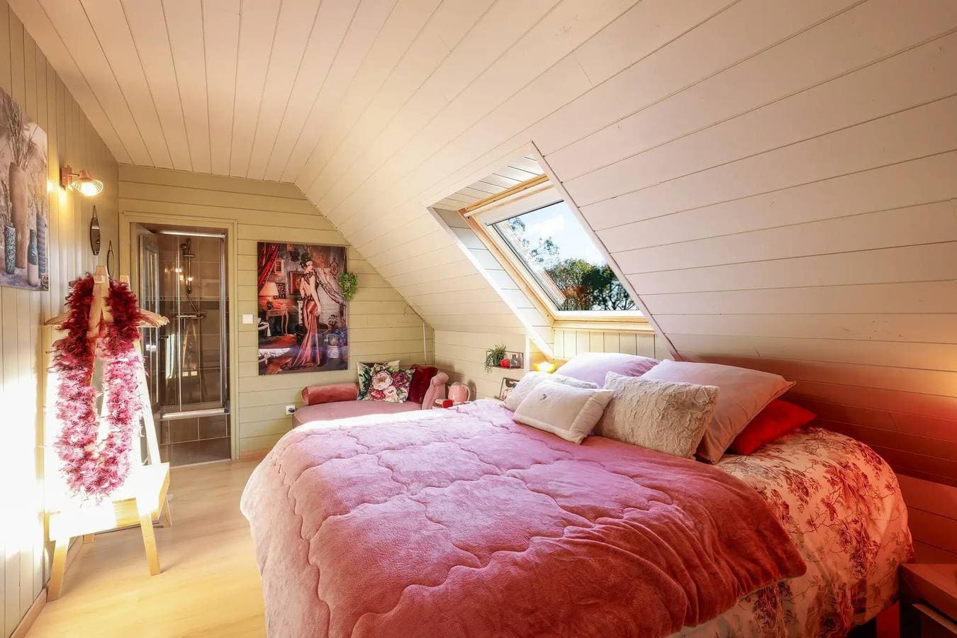 Foto 6 von 18: Gästezimmer „Chambre Belle Époque“ mit gemeinsamer Terrasse, Garten und WLAN