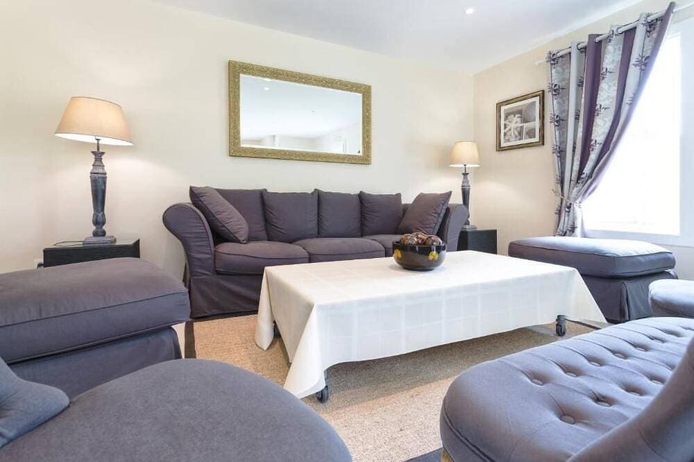 Romantic french   villa w/hot tub — 5 min from the beach 1