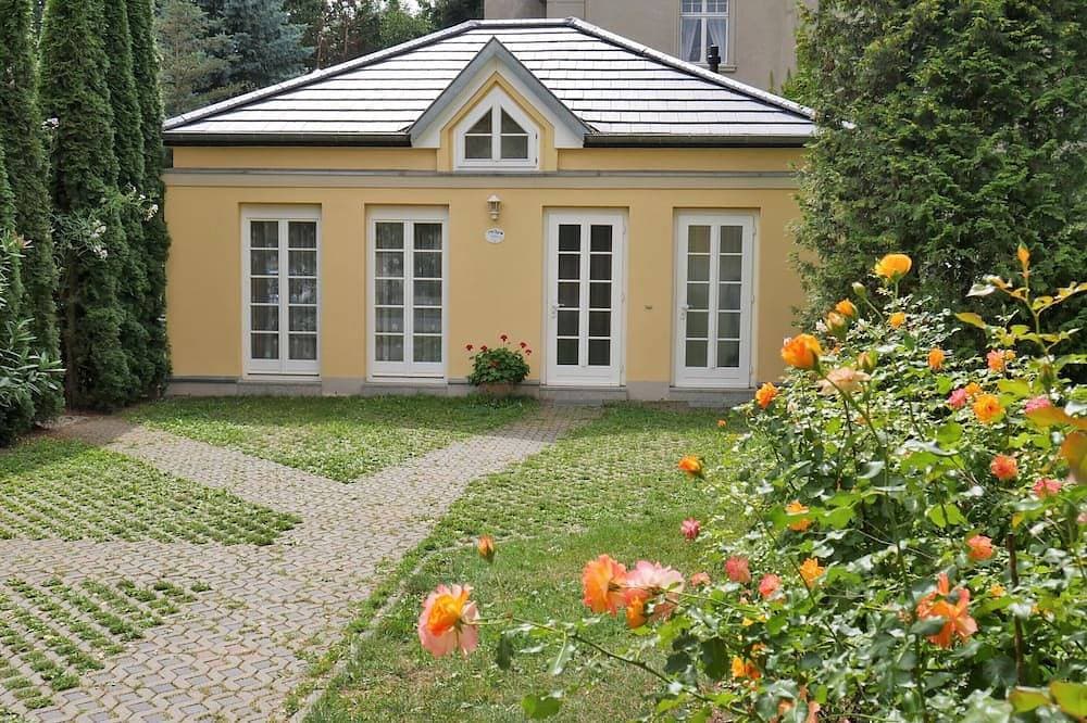 Idyllisches Ferienhaus mit Terrasse und romantischen Garten in zentraler Lage 1