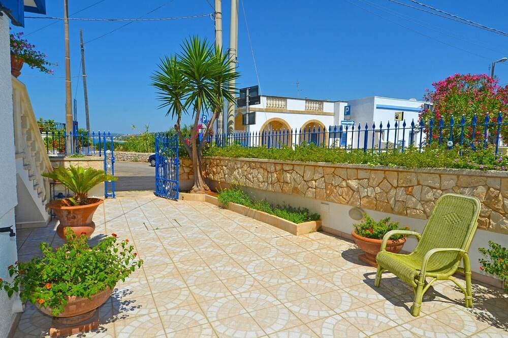 Luxusvilla mit großer Terrasse und Garten mit Meerblick 1