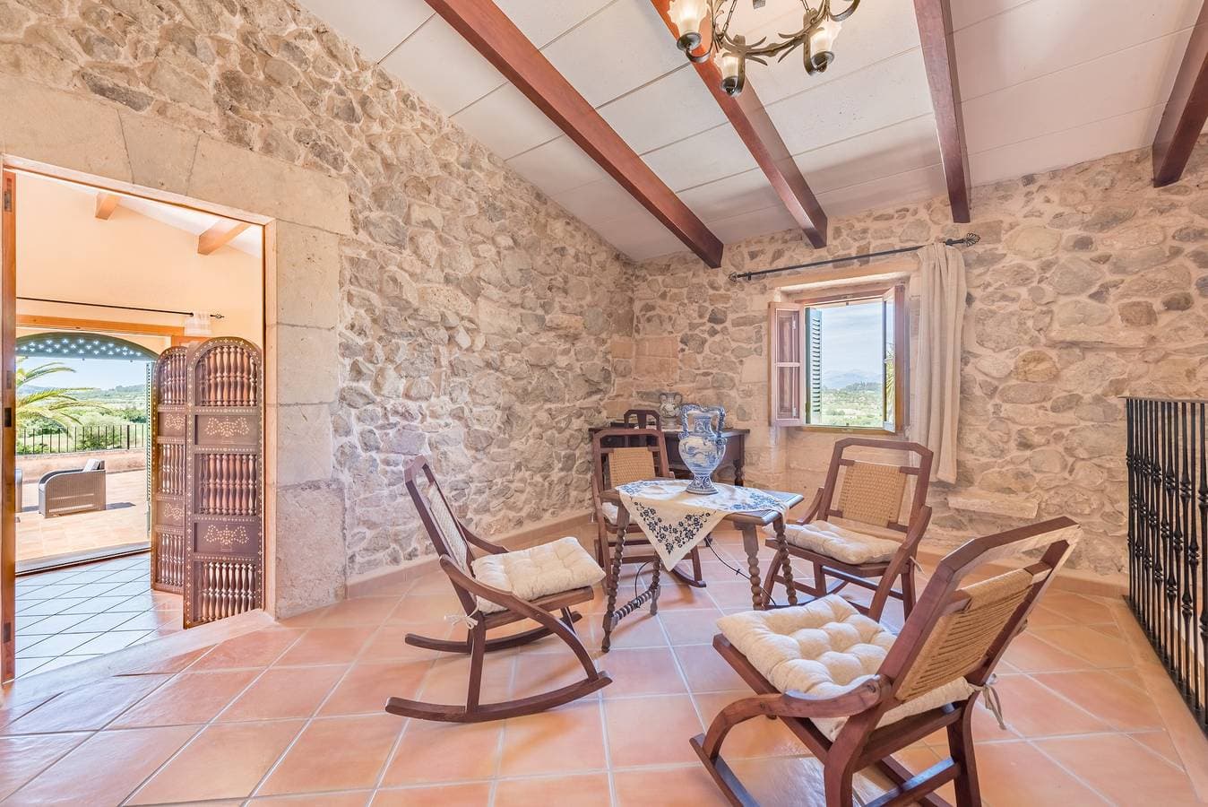 Foto 6 von 23: Typische mallorquinische Villa „S'Era de Son Roig“ mit Garten, Pool und WLAN