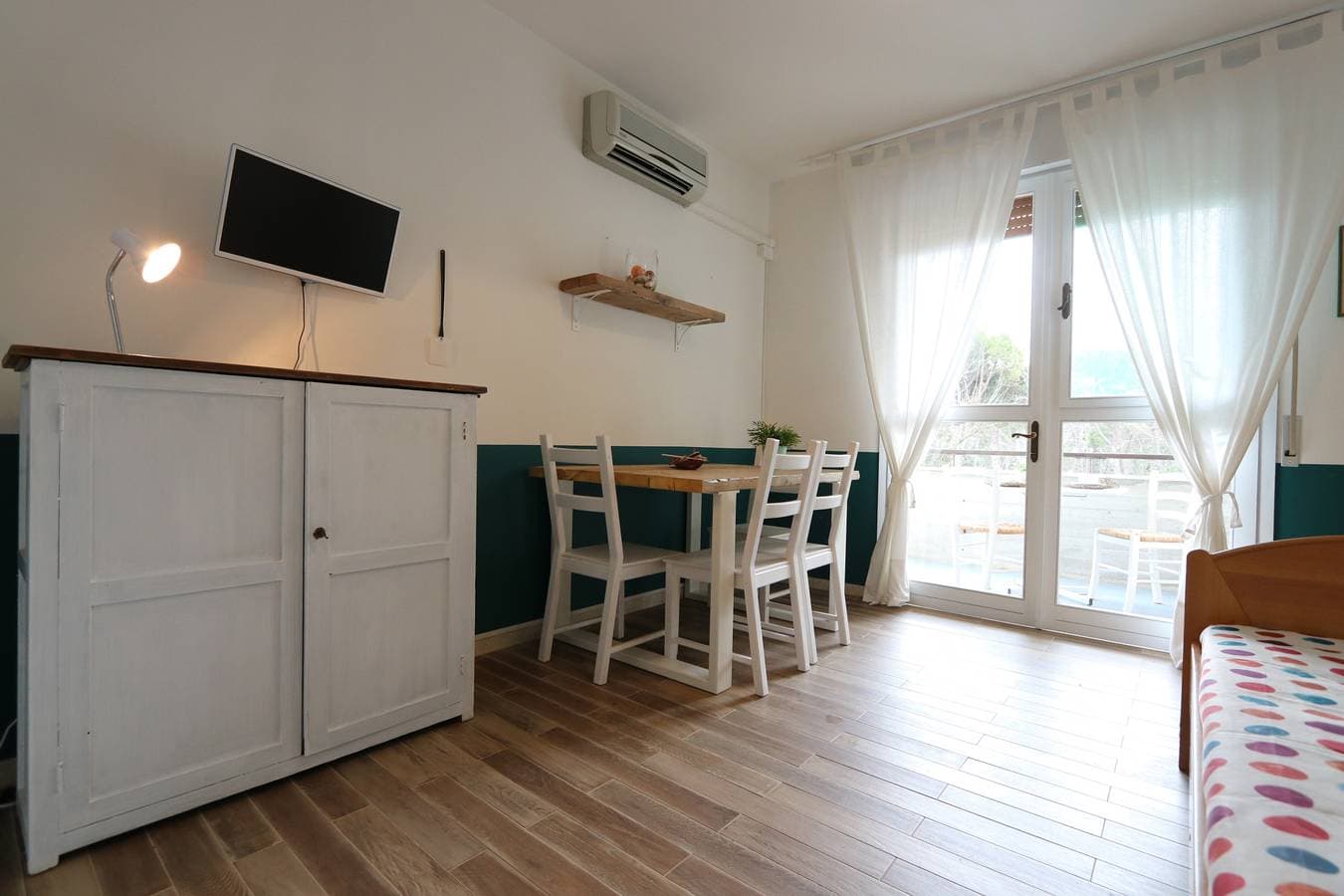 Foto 8 von 25: Ferienwohnung mit Klimaanlage und Balkon