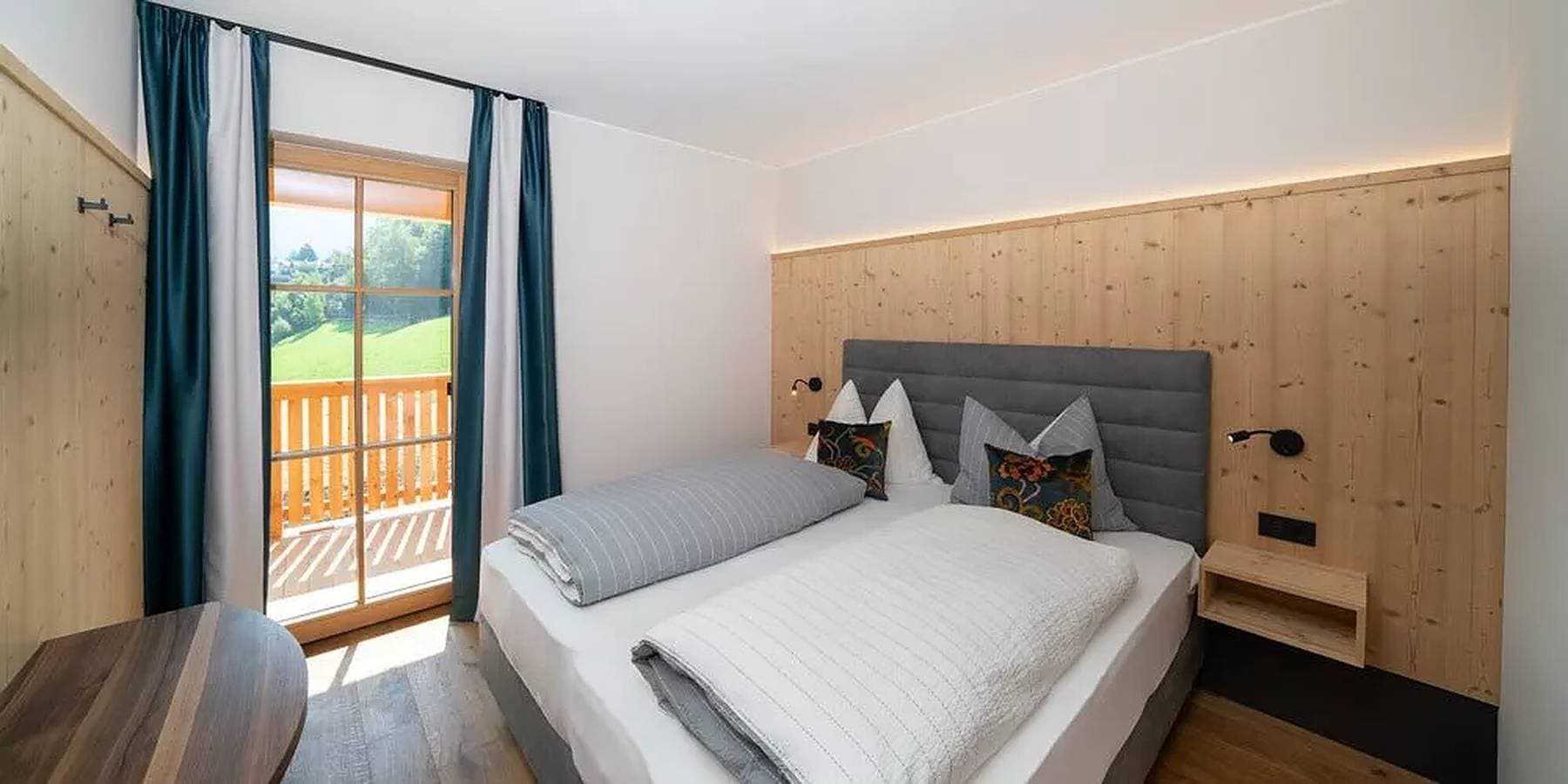 Foto 13 von 30: Ferienwohnung "Schlosshof Himml" mit Bergblick, privater Terrasse und WLAN