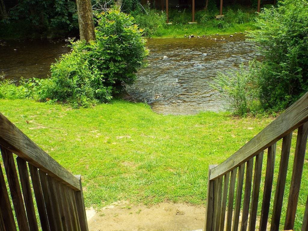 Foto 4 von 33: \"Sweet Life\" * Log Cabin auf Cosby Creek mit Wifi-