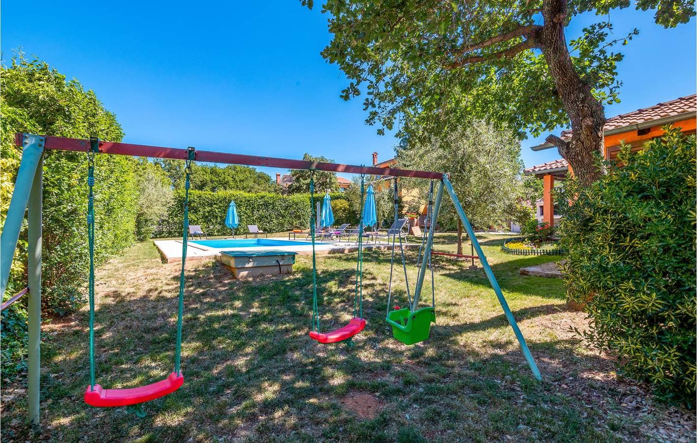 Foto 9 von 39: Geräumige 2-Zimmer-Wohnung mit Pool, WLAN und Parkplatz in der Nähe des Zentrums von Heraki