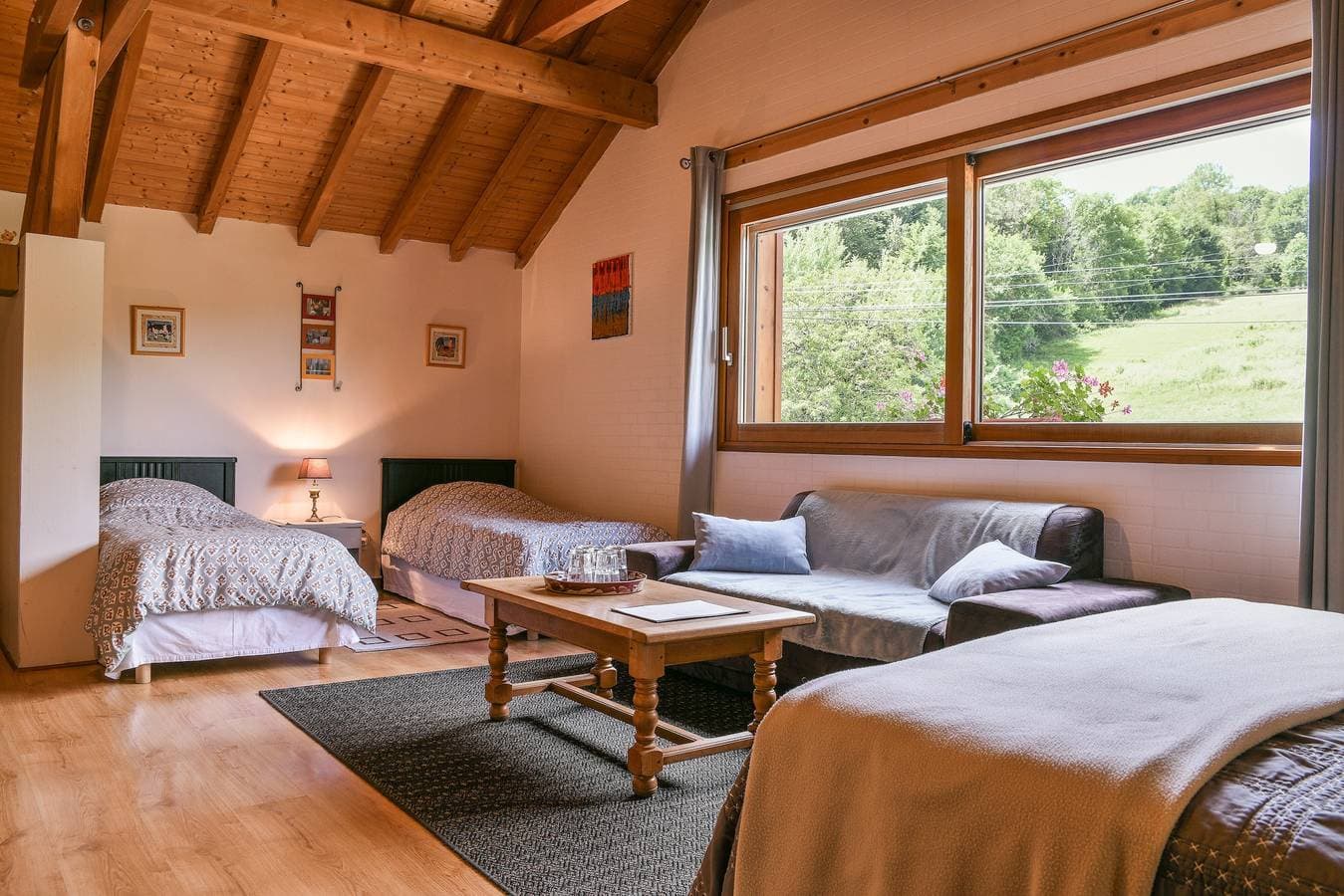 Foto 6 von 28: Gästezimmer 'Arc En Ciel' mit Bergblick, Gemeinschaftspool und WLAN