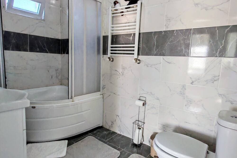 Foto 5 von 22: Şilede doğa içinde denize yakın kapalı ısıtmalı havuzlu şömineli barbekülü villa