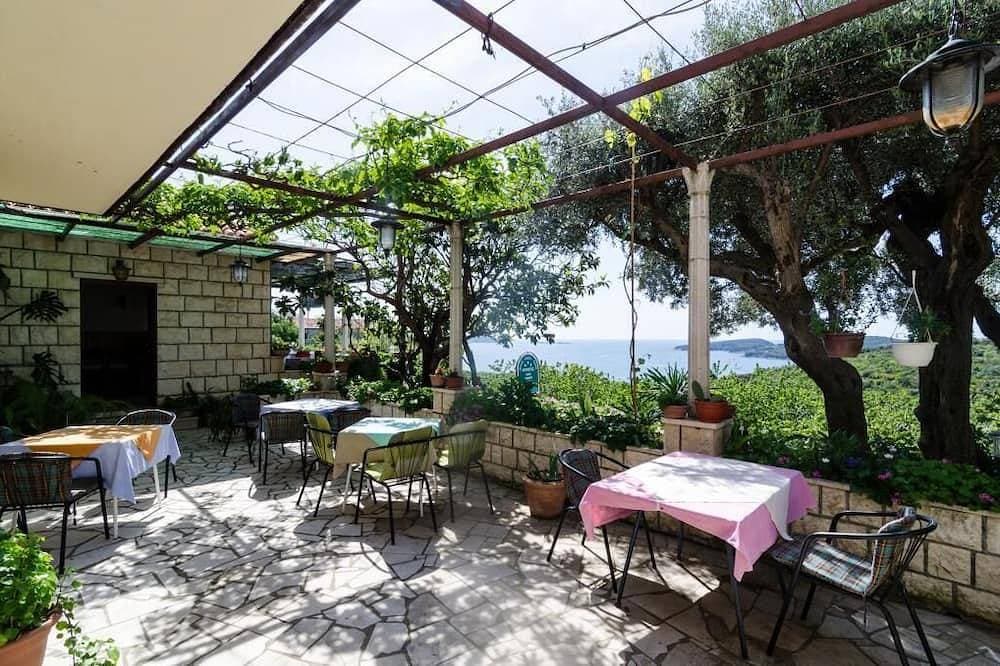 Foto 10 von 16: Guesthouse Moretic - Doppelzimmer mit Gartenblick 3