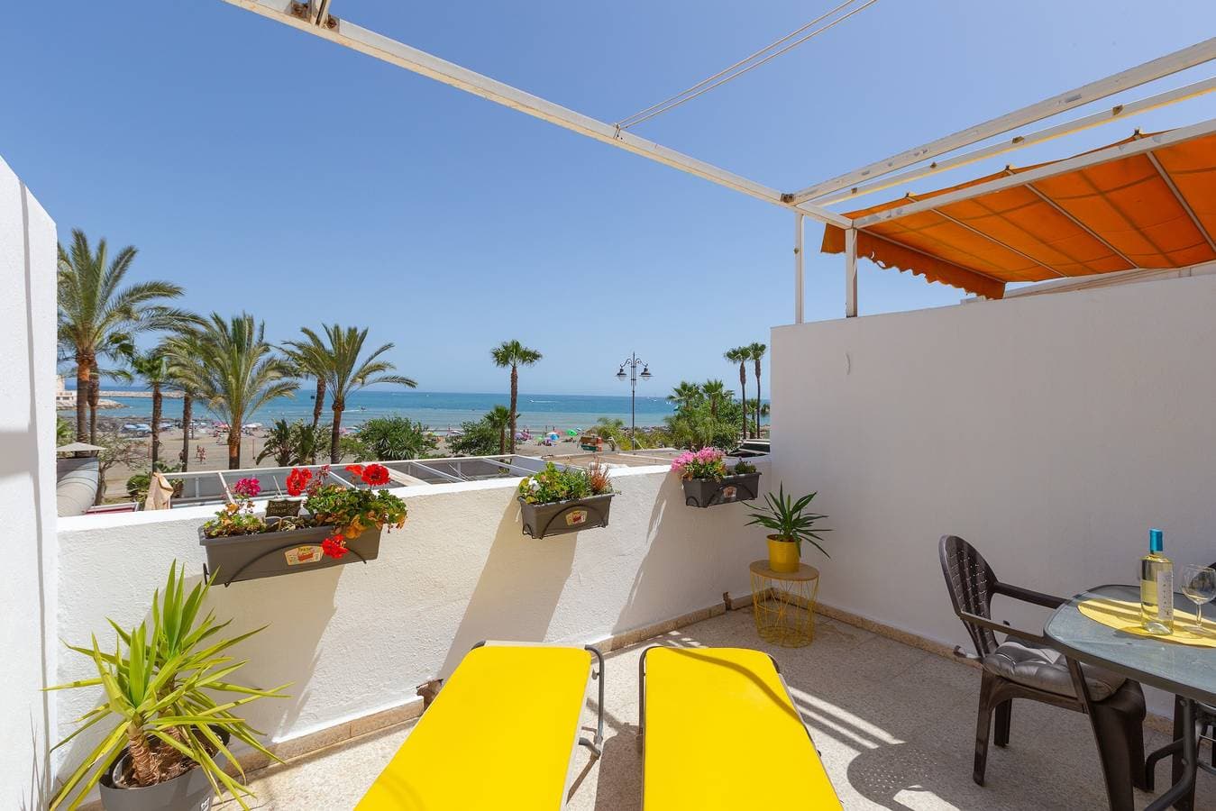 Foto 2 von 24: Ferienwohnung „Right on the Beach“ mit Meerblick, WLAN, Terrasse und Garten