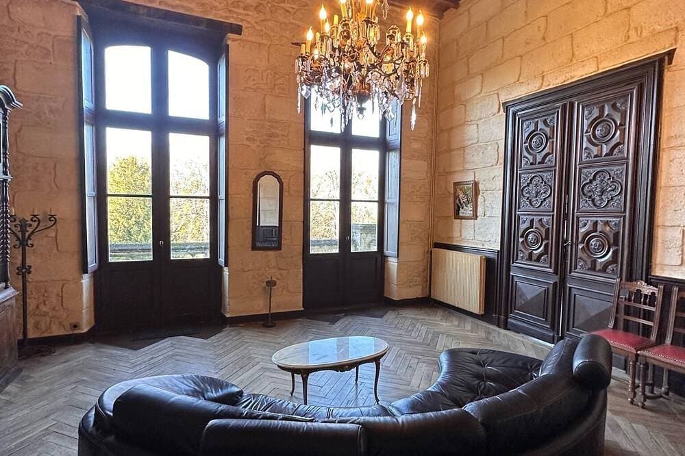 Foto 13 von 30: Fairytale Chateau with pool surrounded by vineyard and parc