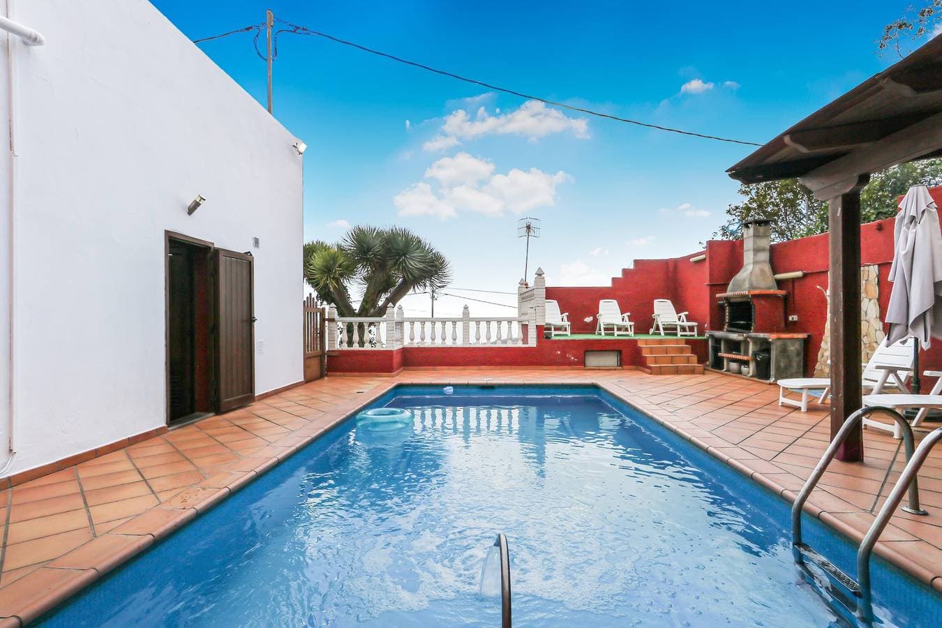 Foto 4 von 37: Mountain Chalet with Sea Views & Pool