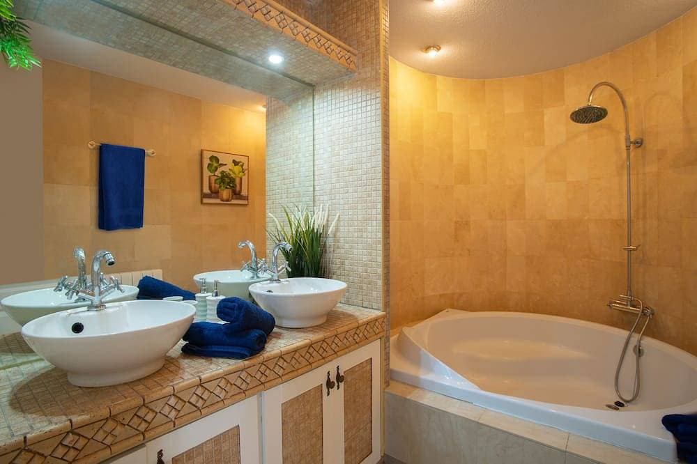 Foto 8 von 30: 6 Bedroom Luxury Villa ,6 seater Jacuzzi & heated pool . 18 guests max