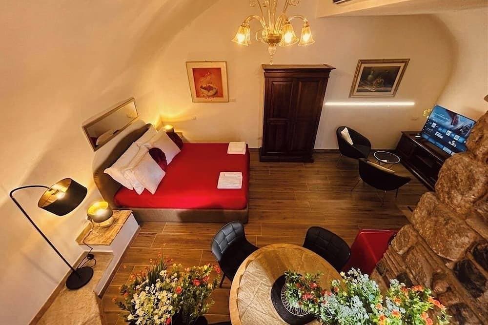 Foto 3 von 24: Charming Spa Suite with Heated Stone Tub & Chromotherapy near Lake Bracciano