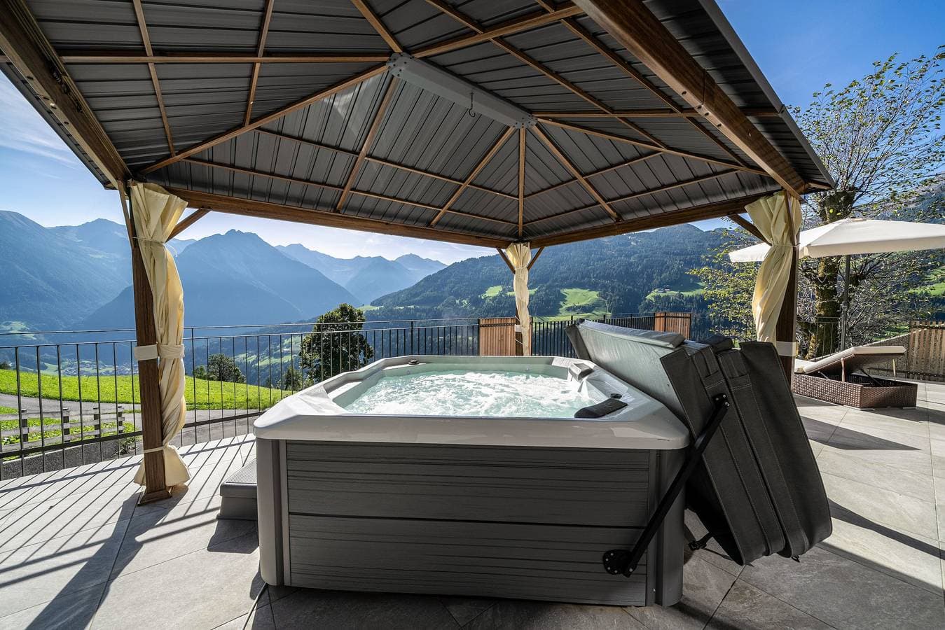 Foto 7 von 19: "Sunnseitn Lodge Apt Exclusive Panorama" mit beheiztem Whirlpool, Infrarotsauna und großer Terrasse