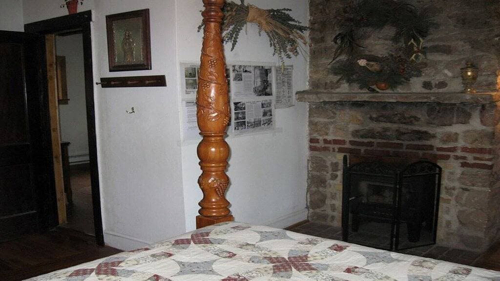 Foto 11 von 15: Rustikale River Cabin, Charming Riverfront, Hottub, 2 Steinkamine, Dock, Ansichten