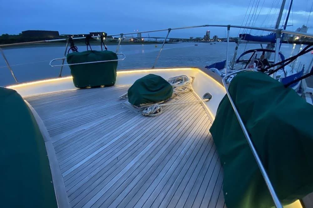 Foto 13 von 16: Classic Yacht Nadine with Hot Tub, Poole Harbour Bay