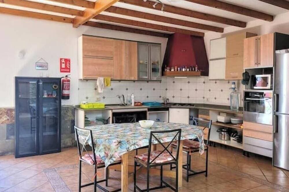 Foto 10 von 12: Large and bright room in Vecindario, with extra-large bed
