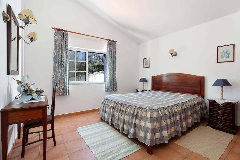Foto 2 von 22: Schöne Villa, ideal für einen erholsamen Urlaub, mit Pool und Blick auf die Küste.