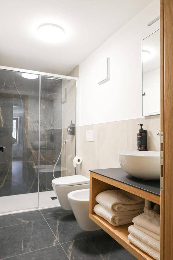 Foto 5 von 11: Double Room with Private Bathroom