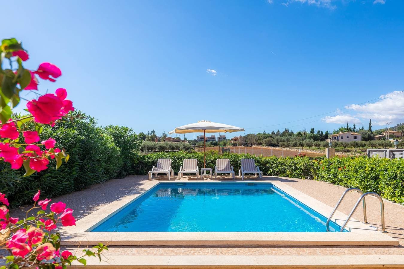 Foto 6 von 35: Klimatisiertes Ferienhaus am Meer mit Pool, Garten, Terrasse und WLAN