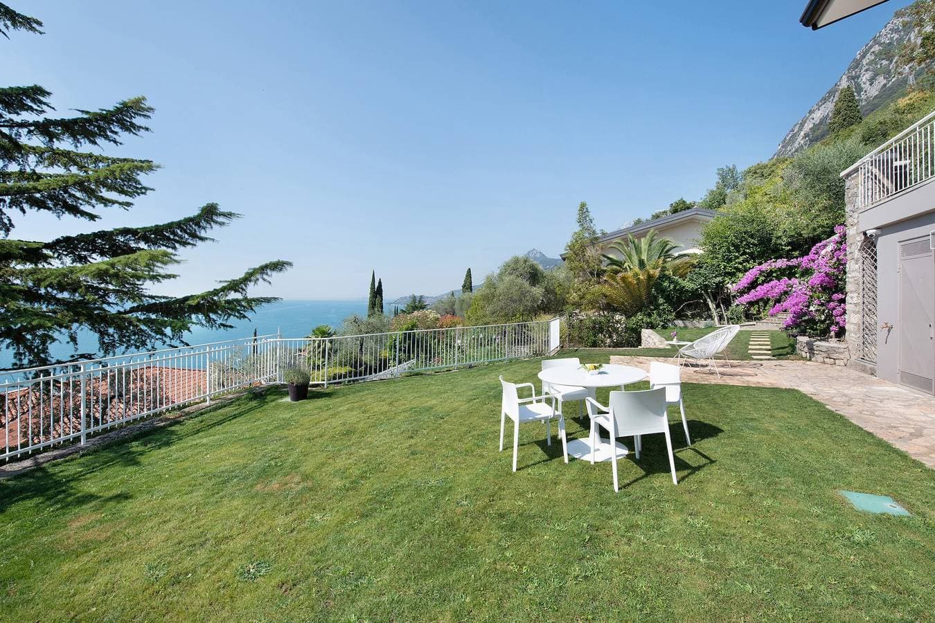 Foto 5 von 20: Haustierfreundliche Ferienwohnung Villa Gargnano mit Seeblick und Garten
