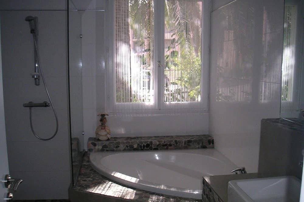 Foto 5 von 13: 4-star waterfront villa with exceptional sea views
