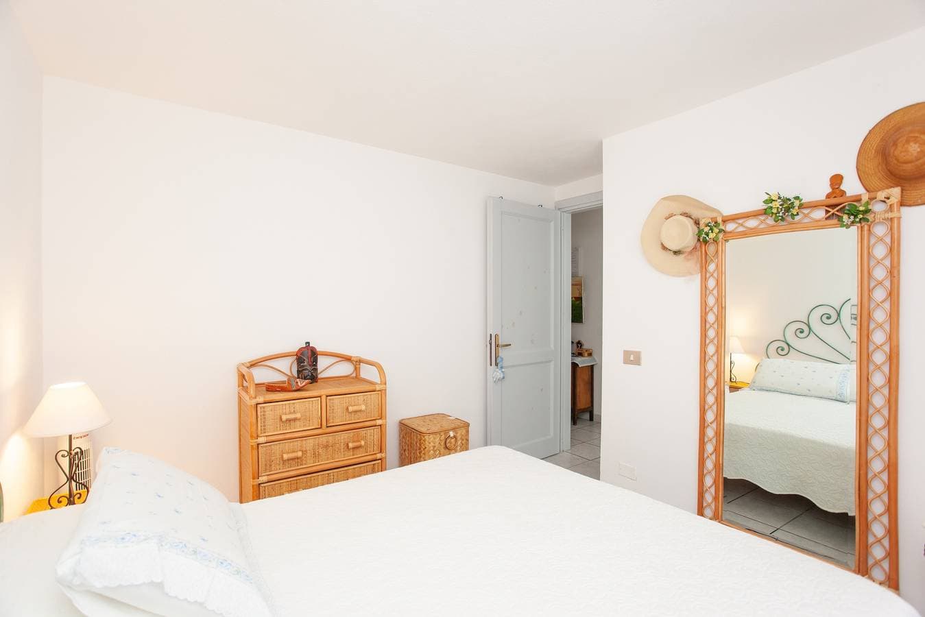 Foto 5 von 26: Ferienwohnung 'Capo comino a due passi dalla spiaggia' mit Terrasse und Klimaanlage