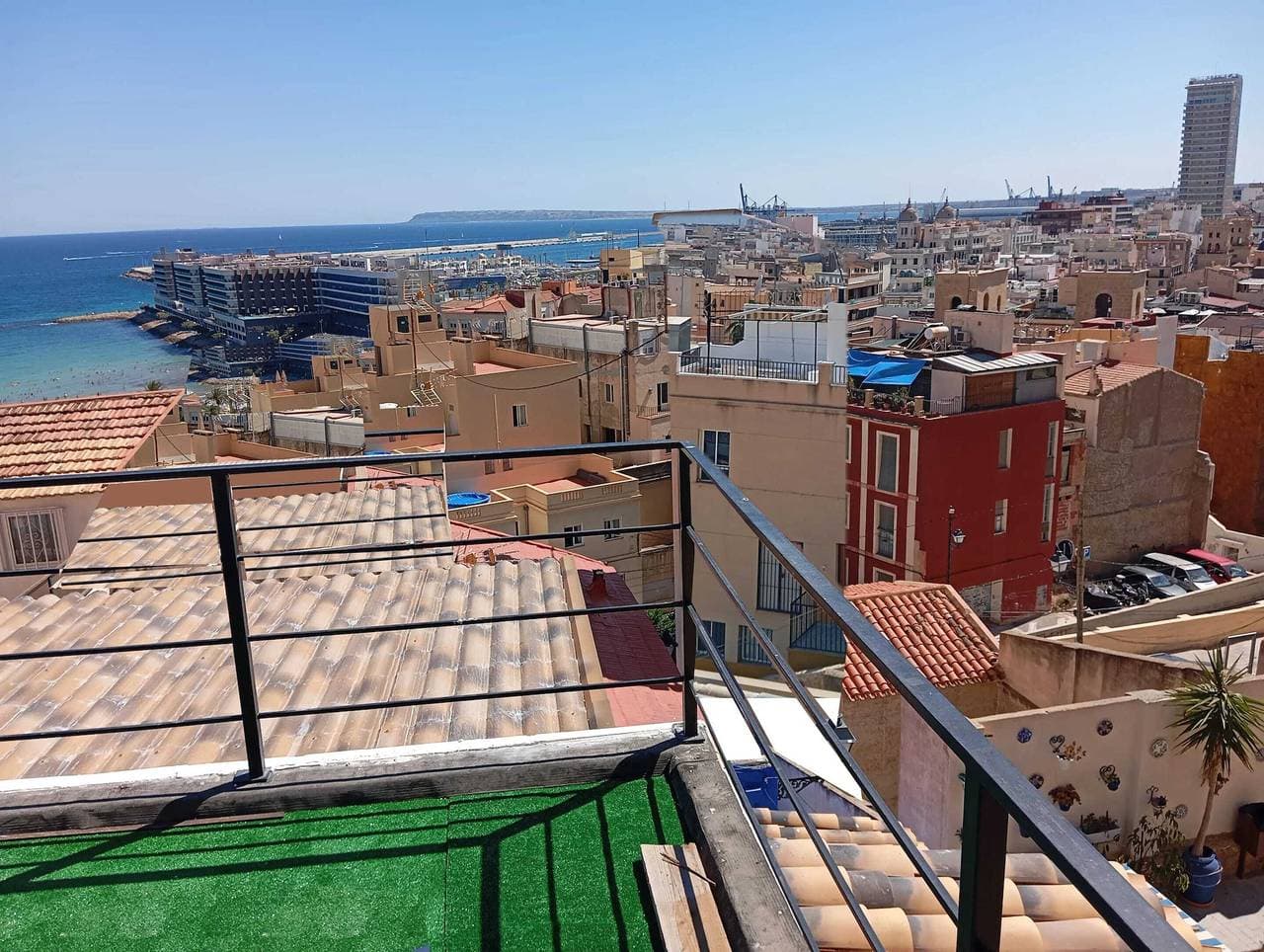 Foto 8 von 37: Komfortables Haus mit Meerblick in Alicante + Garten