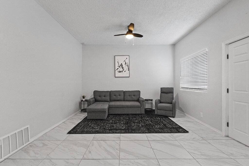 Foto 11 von 20: Welcoming modern home in Central El Paso